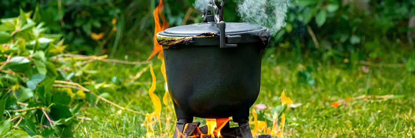 Kociołek żeliwny gotujący się na ognisku
