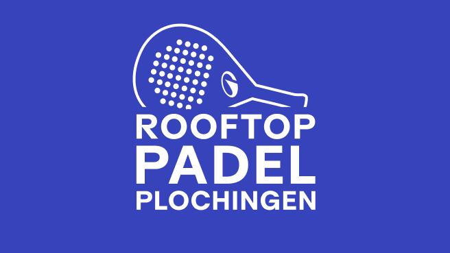 ogo von „ROOFTOP PADEL PLOCHINGEN“ in weißer Schrift auf blauem Hintergrund mit der Silhouette eines Padel-Schlägers darüber.