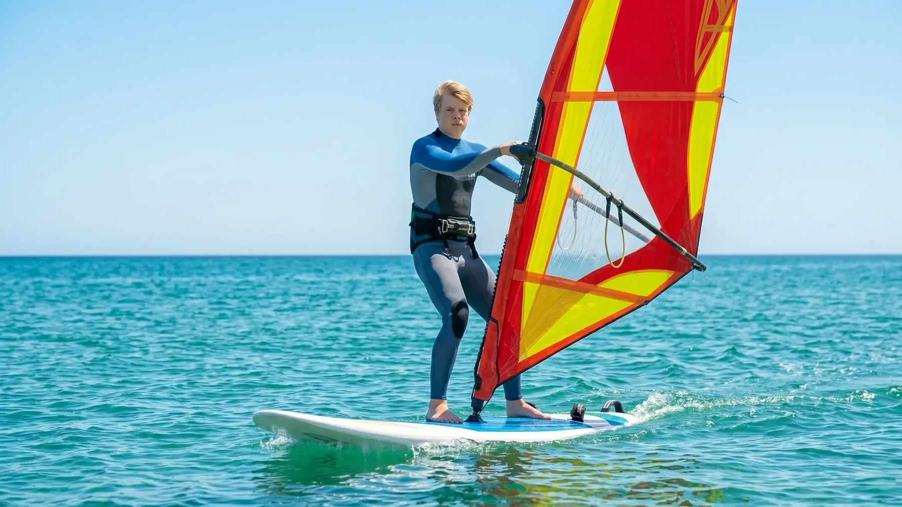 Mężczyzna trenujący windsurfing