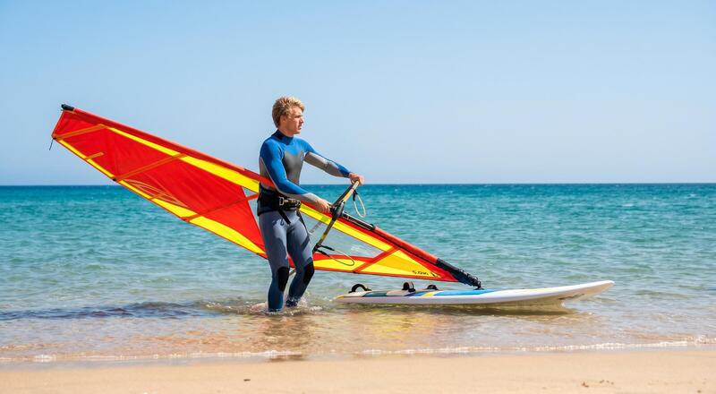 Jak wykonać start z plaży? Podstawy windsurfingu