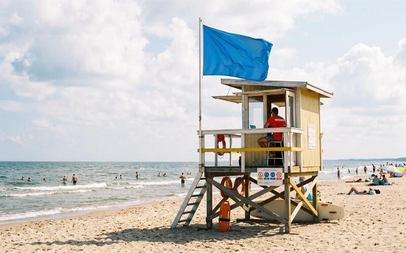 Kolor flagi na plaży – co oznaczają?
