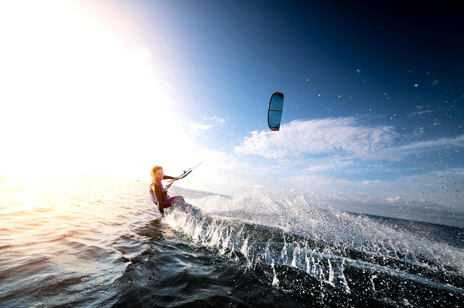 Kobieta trenująca surfing