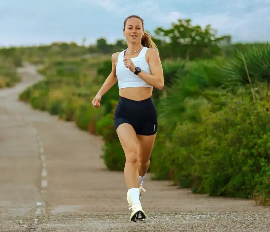 Biegająca kobieta testująca w praktyce swoją wiedzę o sporcie
