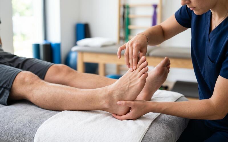 Ćwiczenia na nerwiak Mortona – fizjoterapia i rehabilitacja