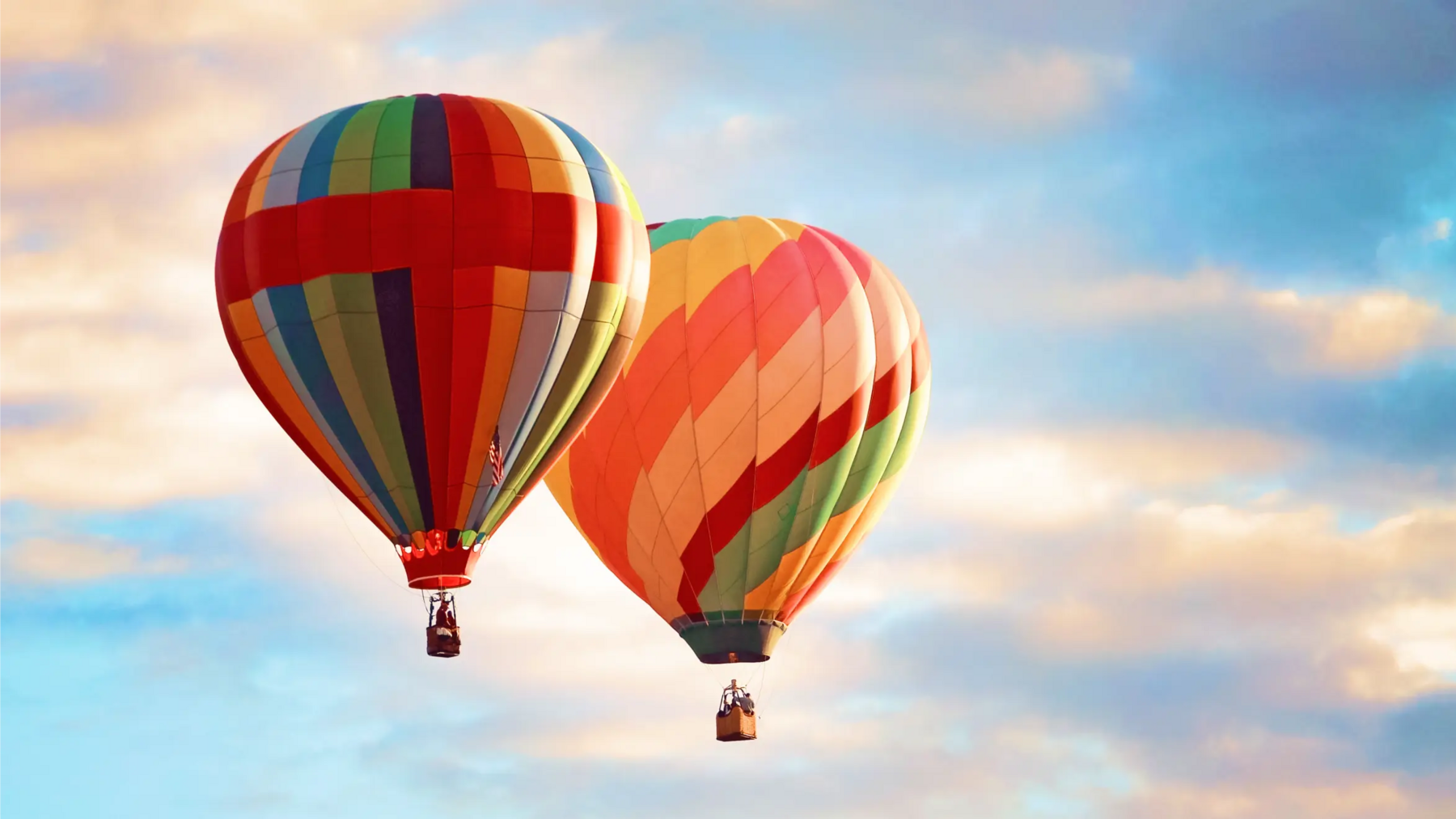 Dwa latające balony w powietrzu
