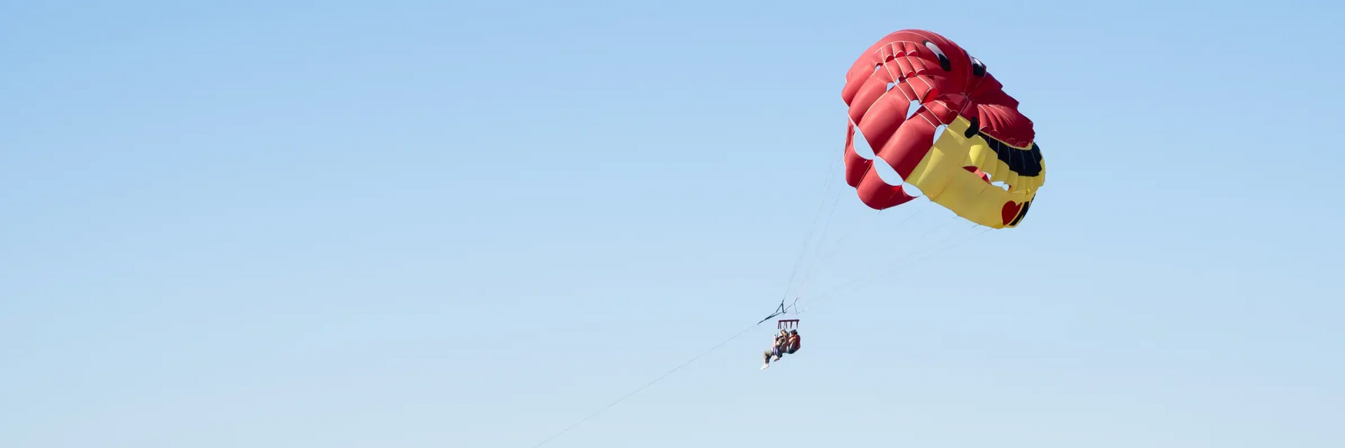 Para lecąca na parasailing