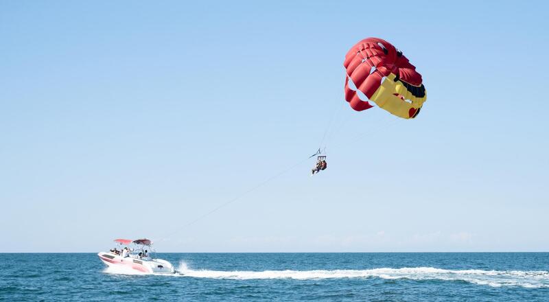 Parasailing – co to jest i co warto o nim wiedzieć?