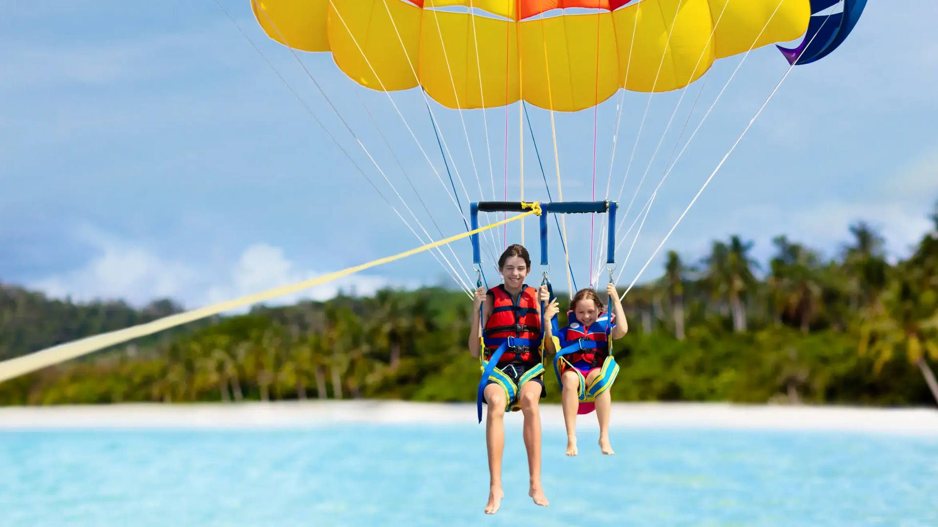Dzieci lecące na parasailing