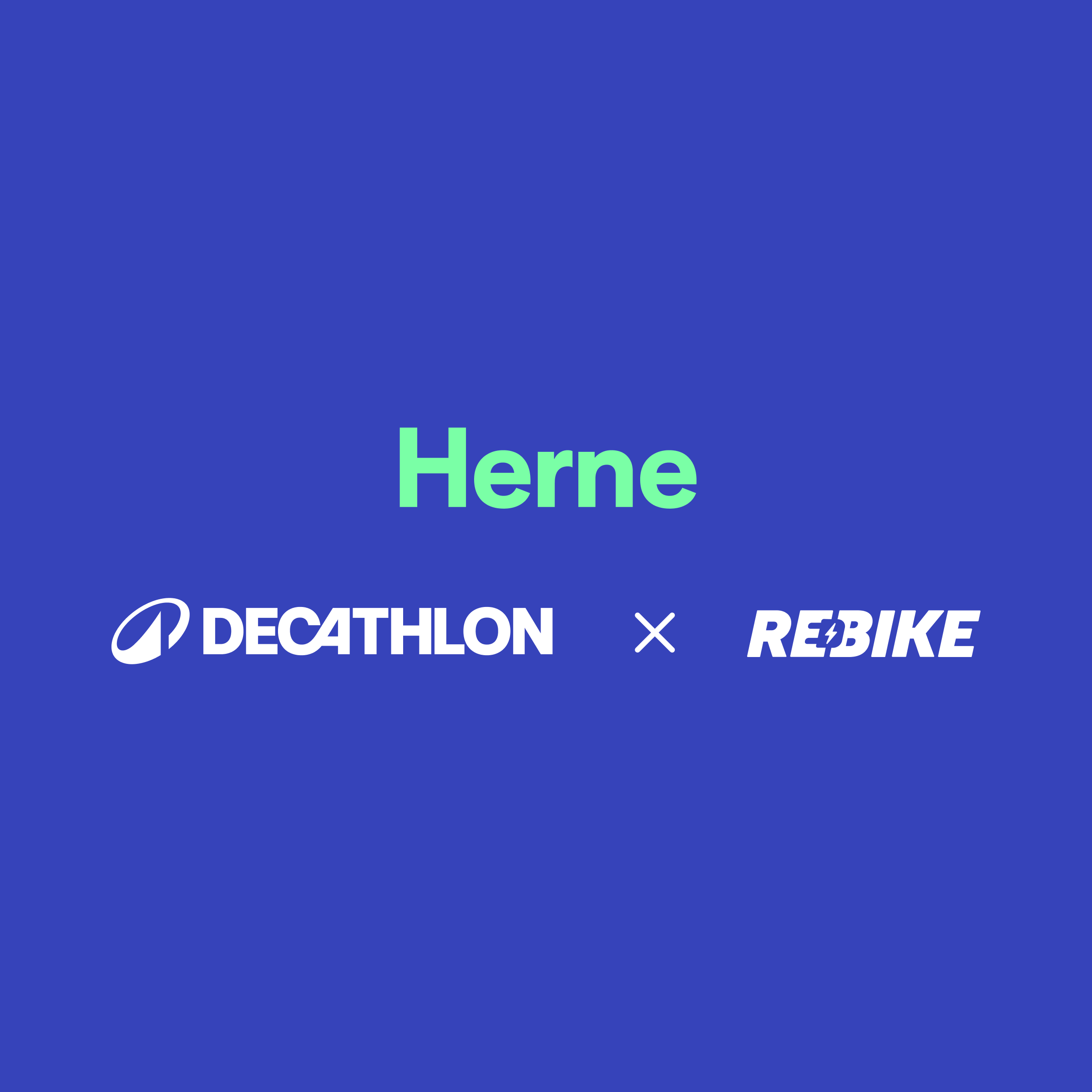 Blaues Banner mit dem grünen Schriftzug „Herne“ im oberen Bereich. Darunter stehen weiß auf blau die Logos von „Decathlon“ und „Rebike“, verbunden durch ein „X“, das eine Partnerschaft oder Kooperation signalisiert.