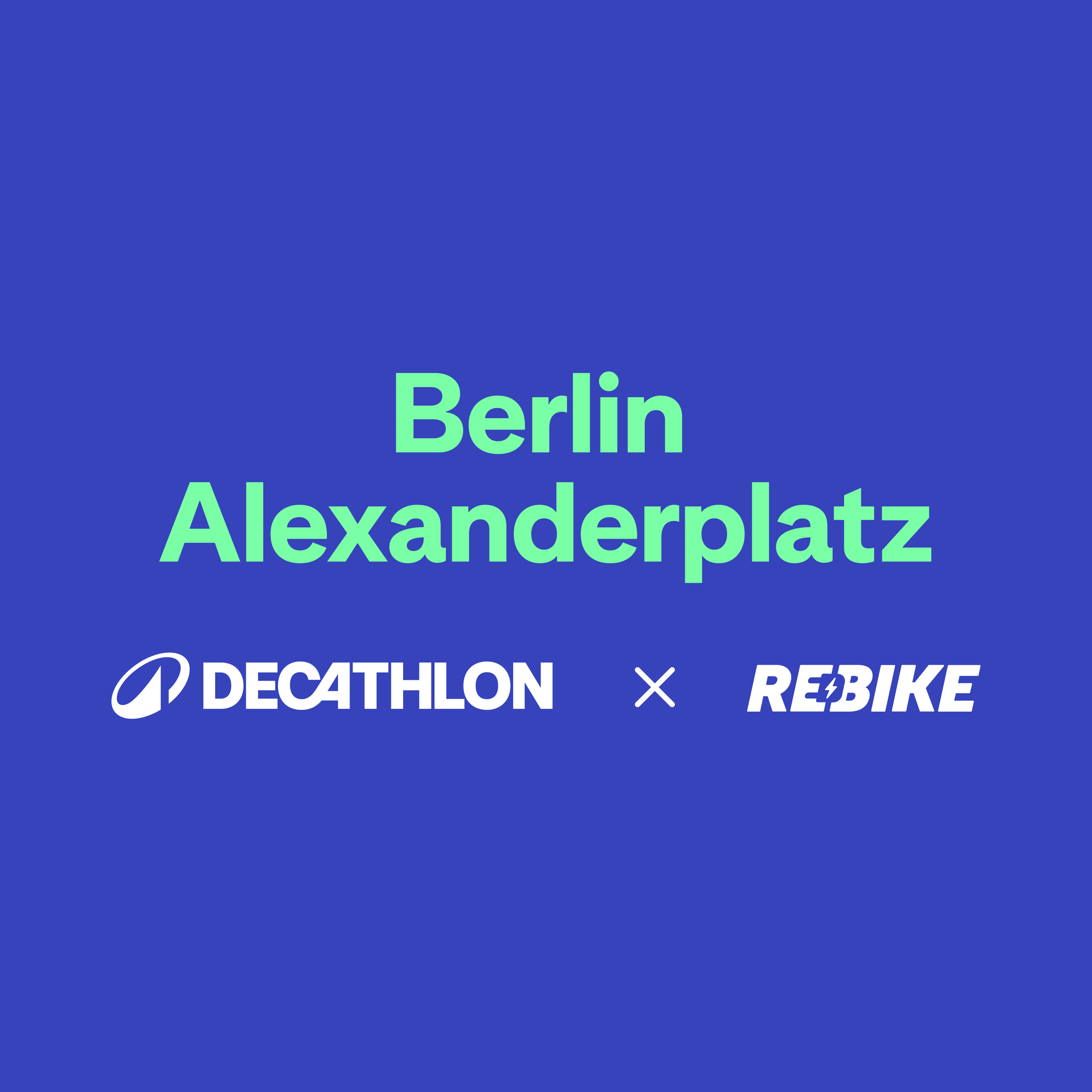 Blaues Banner mit dem grünen Schriftzug „Berlin Alexanderplatz“ im oberen Bereich. Darunter stehen weiß auf blau die Logos von „Decathlon“ und „Rebike“, verbunden durch ein „X“, das eine Partnerschaft oder Kooperation signalisiert.