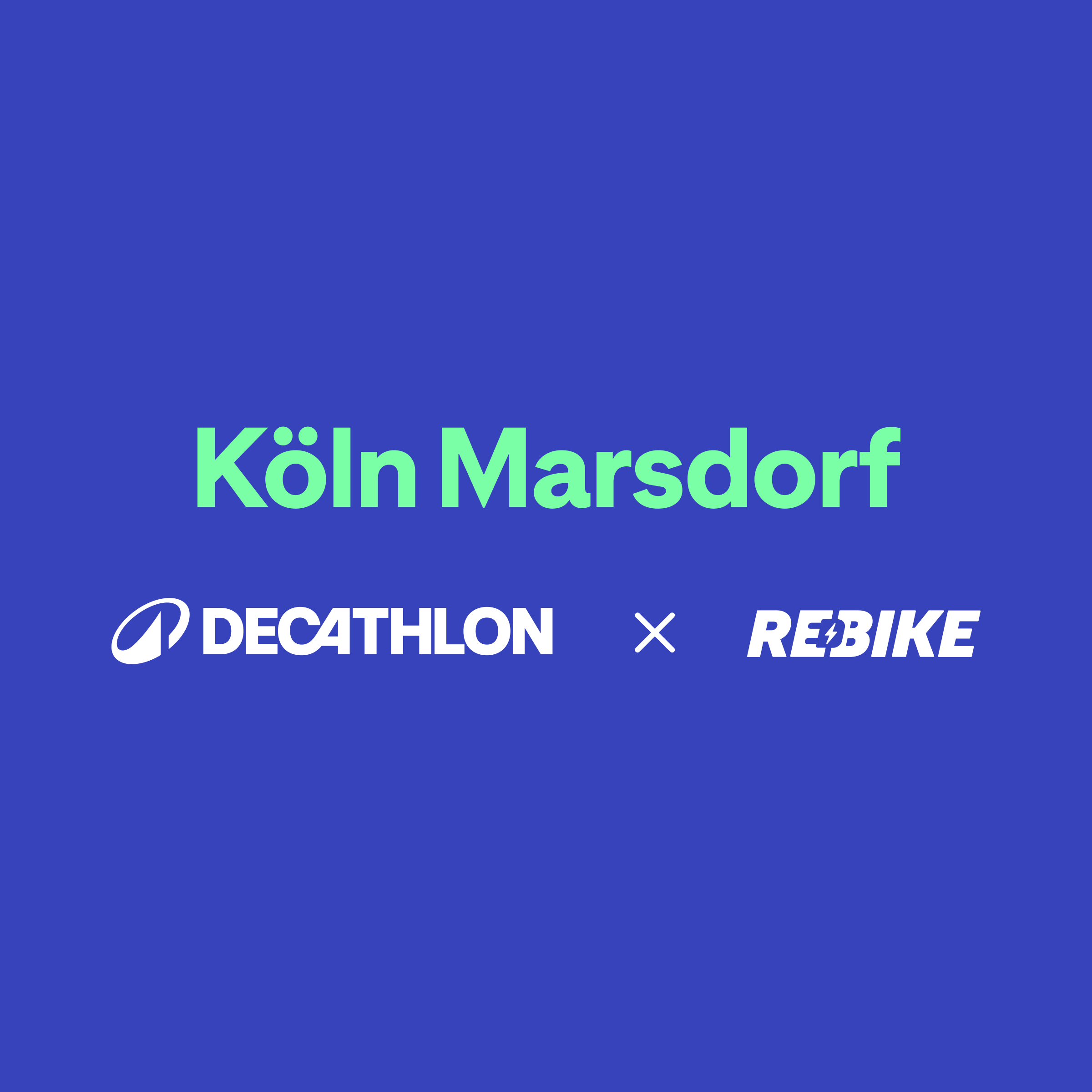 Blaues Banner mit dem grünen Schriftzug „Köln Marsdorf“ im oberen Bereich. Darunter stehen weiß auf blau die Logos von „Decathlon“ und „Rebike“, verbunden durch ein „X“, das eine Partnerschaft oder Kooperation signalisiert.