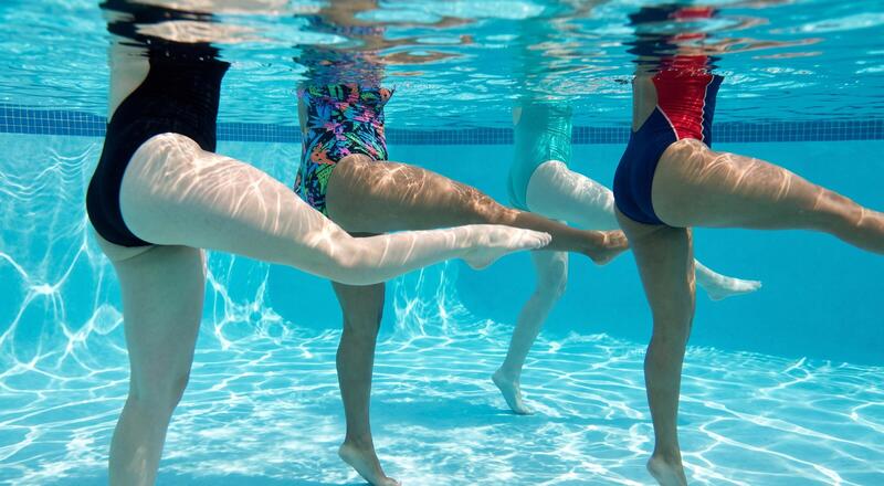 Co to jest aqua zumba? Na czym polega taki trening na basenie?