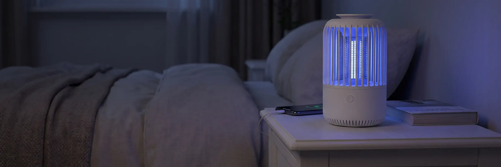 Włączona lampa owadobójcza w sypialni stojąca na szafce nocnej