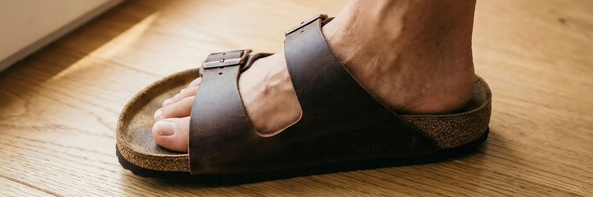 Mężczyzna w klapku Birkenstock