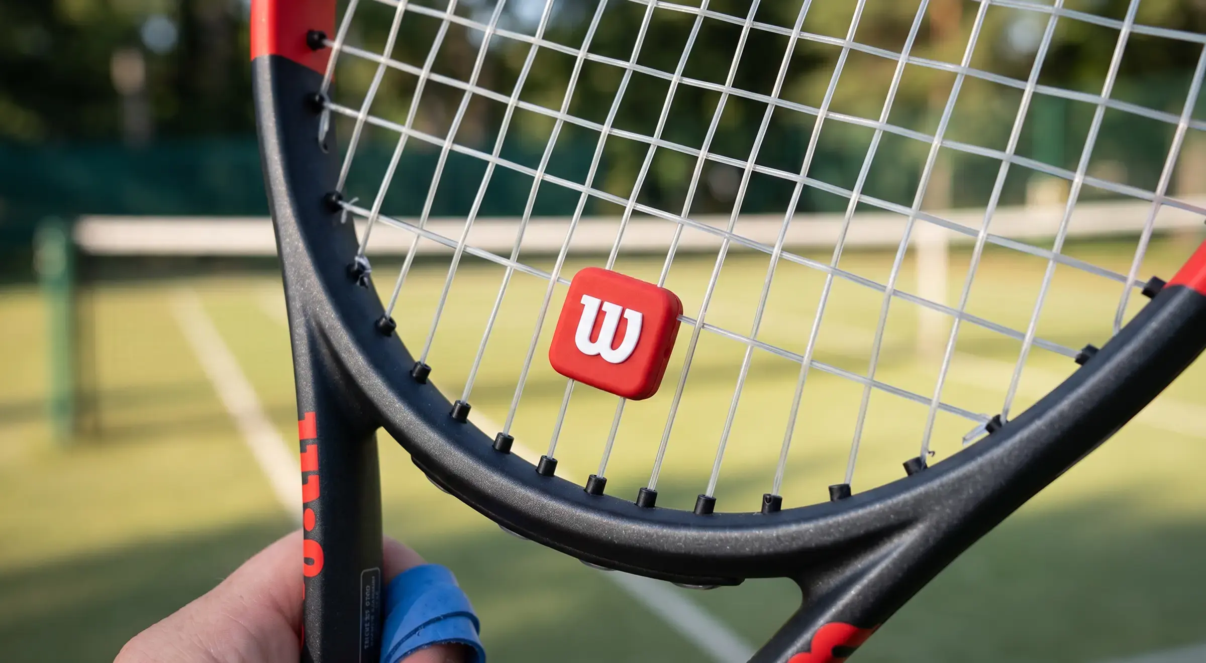 Tłumik drgań (tenis) – jak założyć i co on daje?