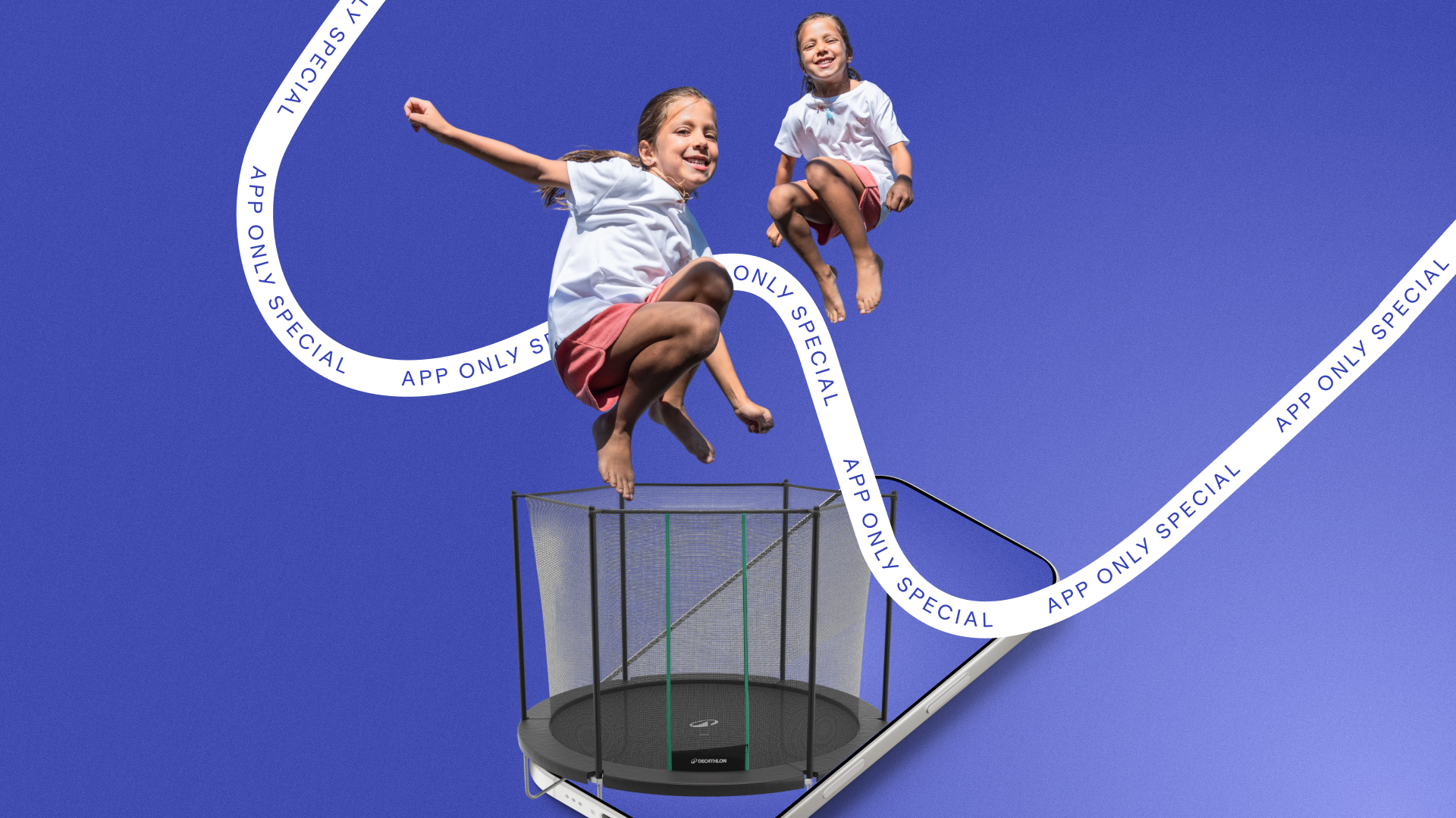 Zwei glückliche Kinder springen hoch in der Luft über einem runden Domyos-Trampolin mit Sicherheitsnetz. Ein geschwungenes weißes Band mit der Aufschrift „APP ONLY SPECIAL“ umgibt die Szene vor einem blauen Hintergrund.