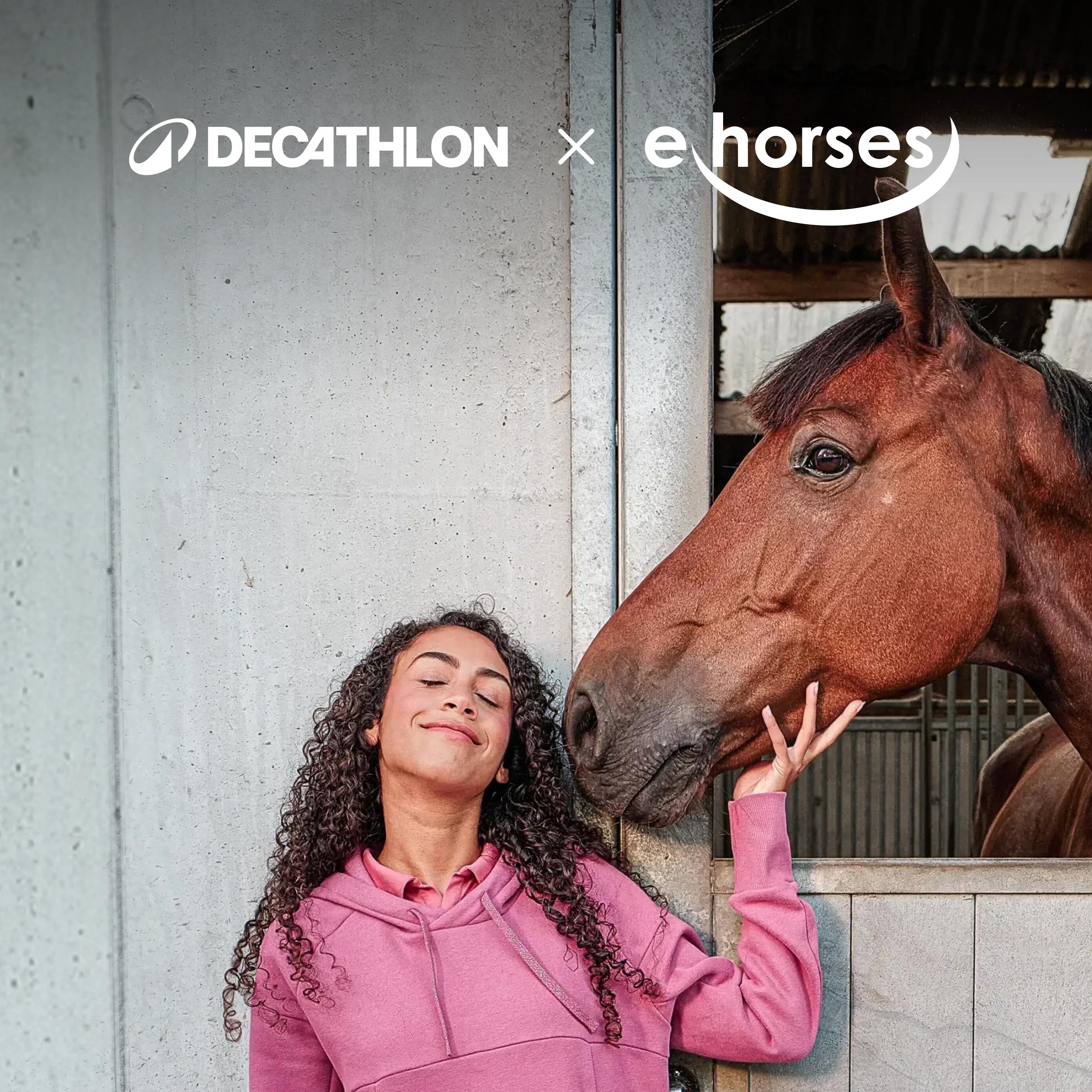 Junges Mädchen umarmt ihr Pony