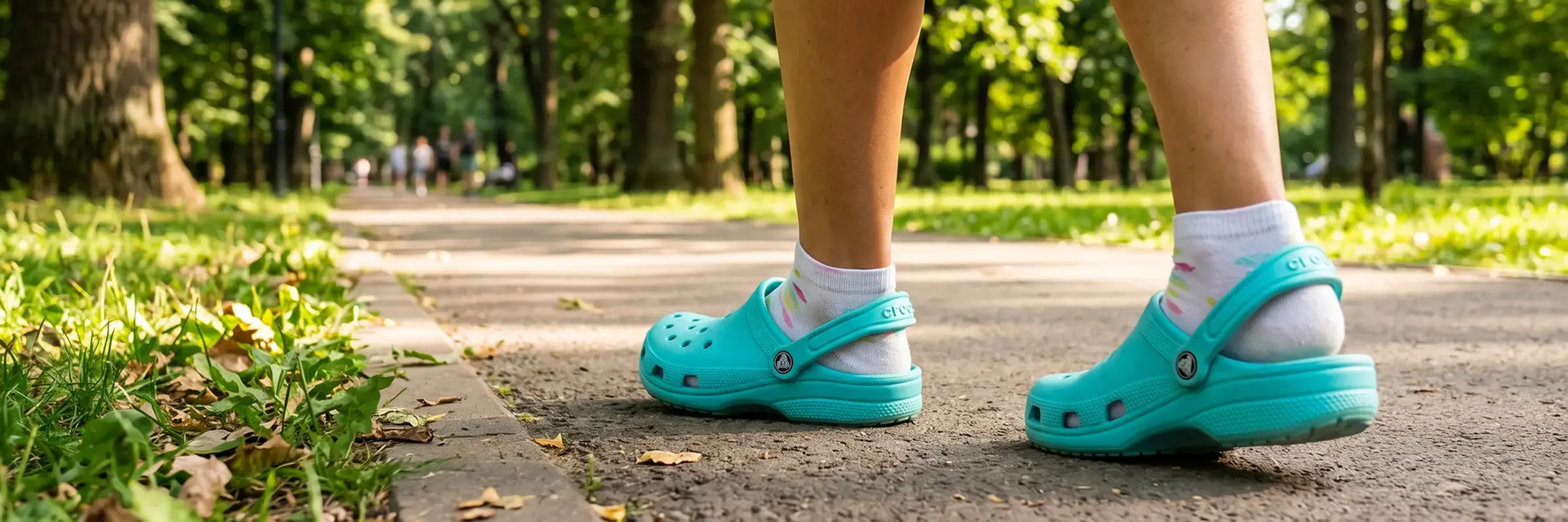 Dziecko idące w crocsach