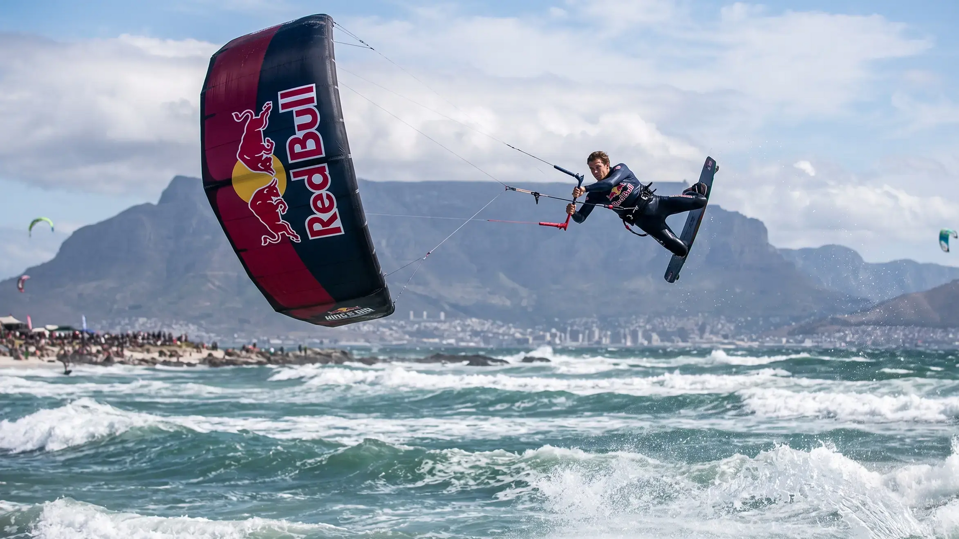 Mężczyzna na kiteboarding podczas Red Bull King of the Air