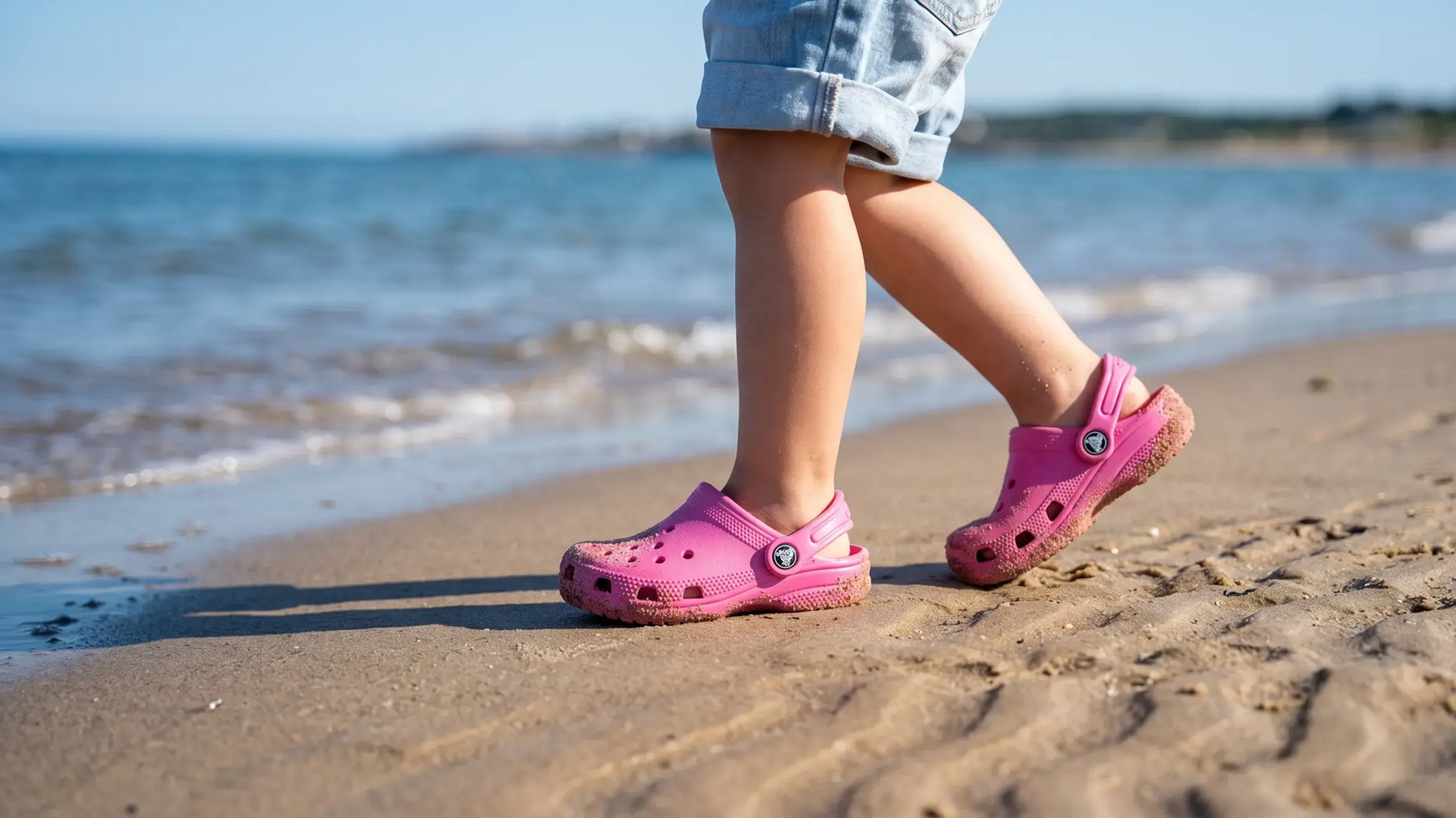 Dziecko w crocsach na plaży