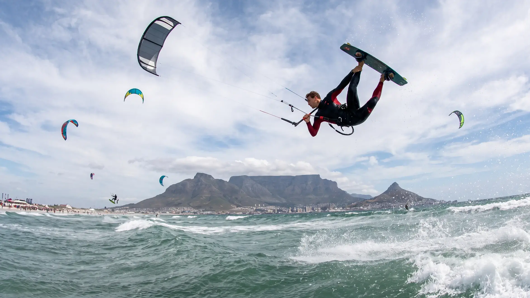 Ludzie biorący udział w zawodach kiteboardingu