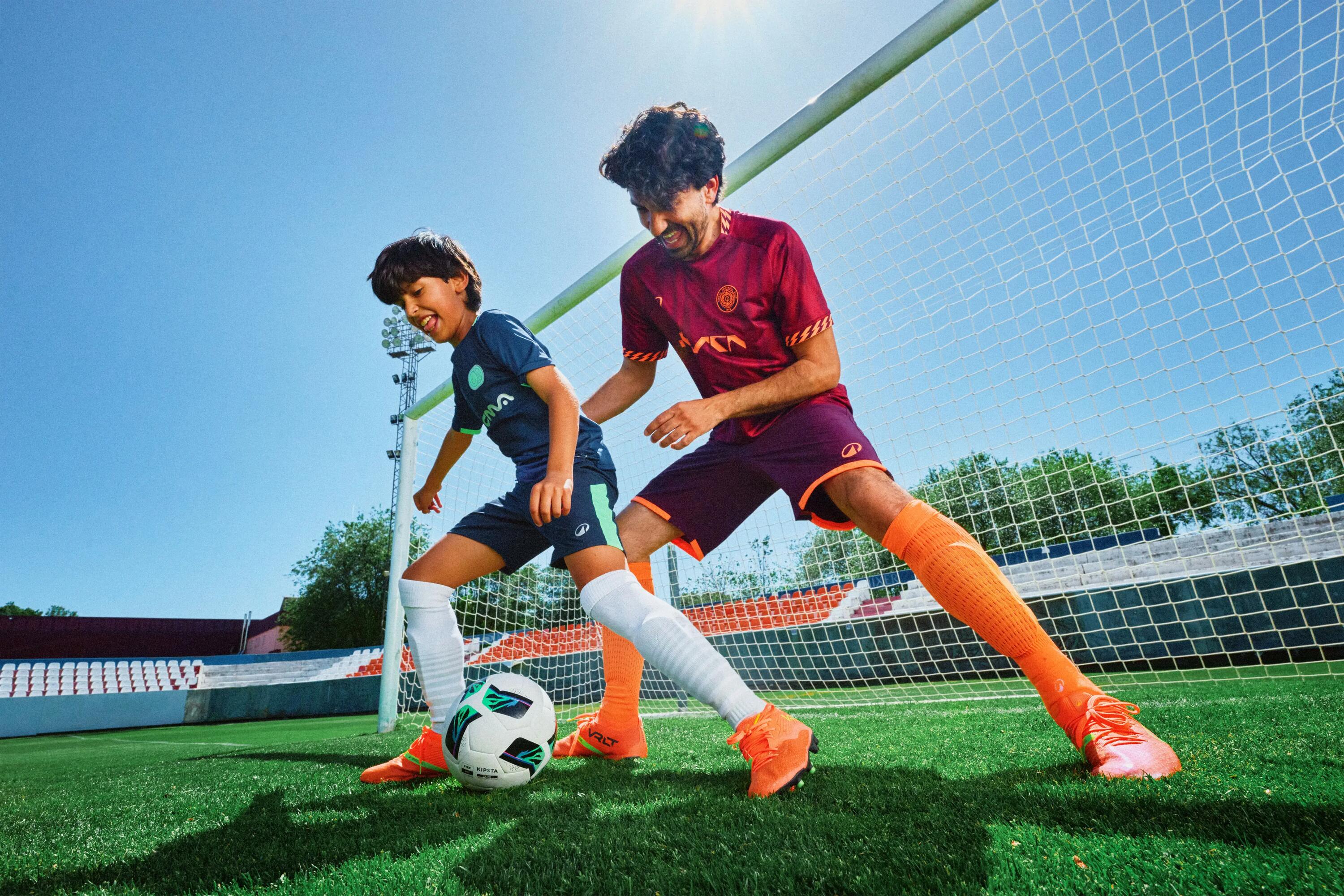 Crianças a jogar futebol