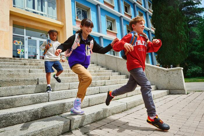 Kinder laufen aus der Schule raus