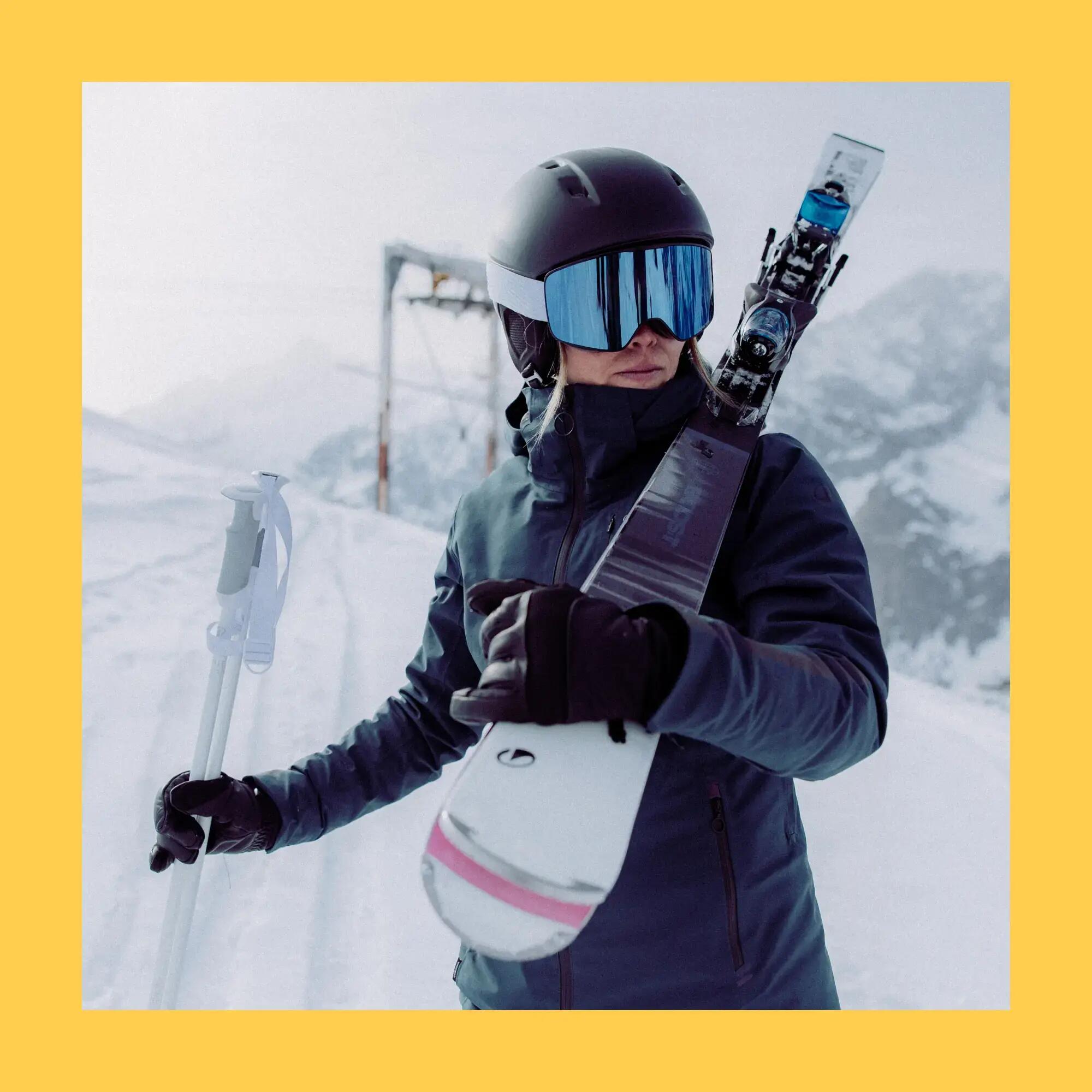 Skifahrer mit Skiern auf der Schulter