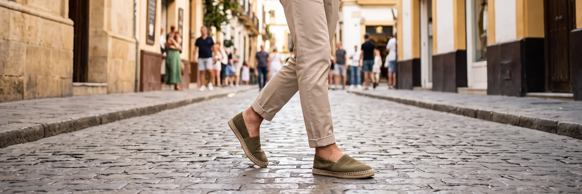 Mężczyzna w espadrylach na mieście