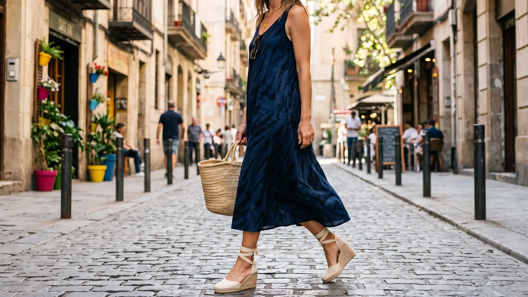 Kobieta w espadrylach na koturtnie idąca po mieście