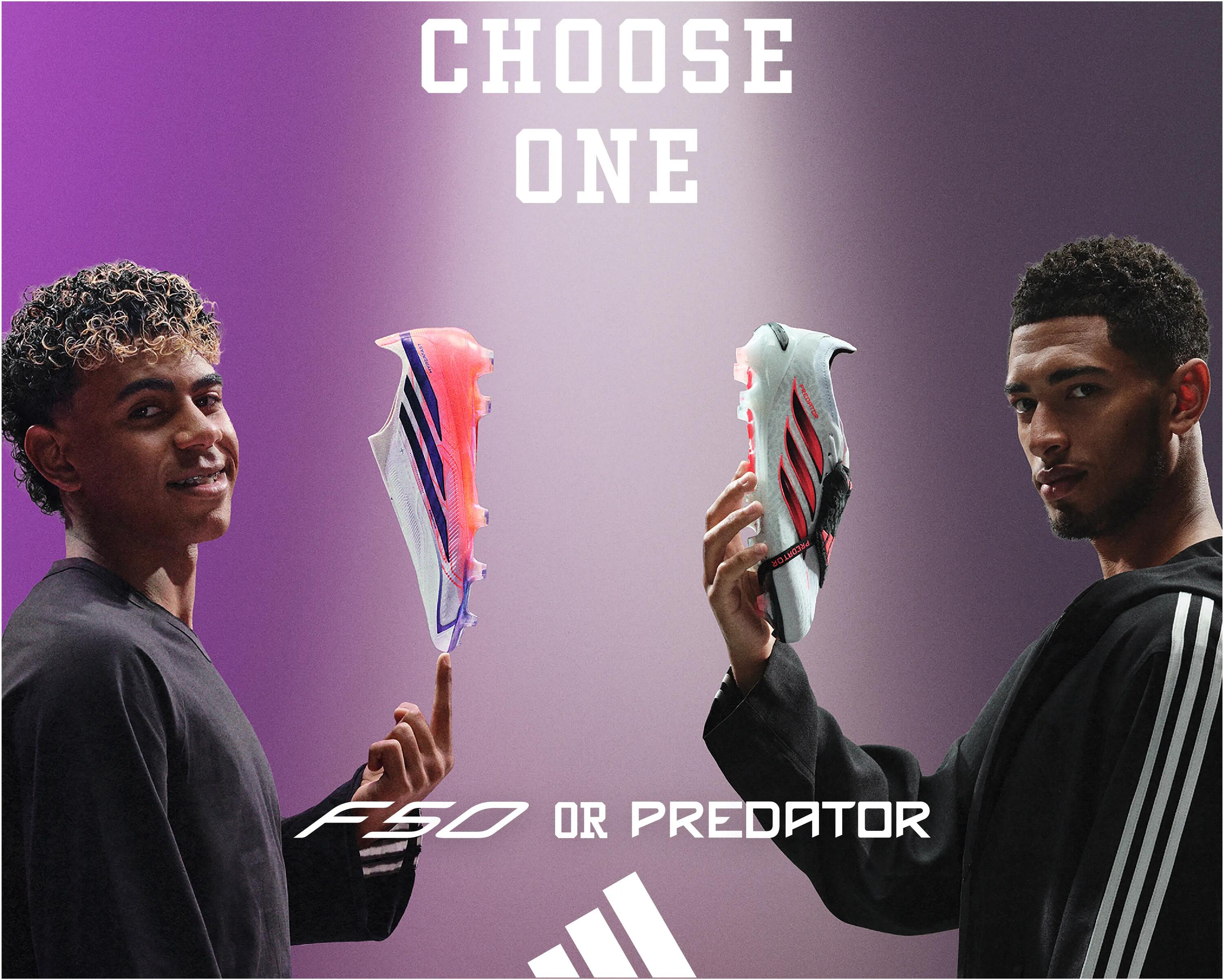 Lamine Yamal und Jude Bellingham stehen sich gegenüber und schauen in die Kamera. Beide tragen einen adidas-Fußballschuh in der Hand.