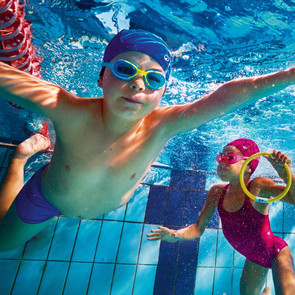 Schwimmende Kinder