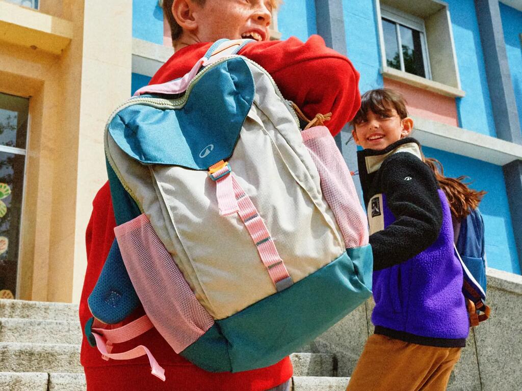 Kinder mit Rucksäcken