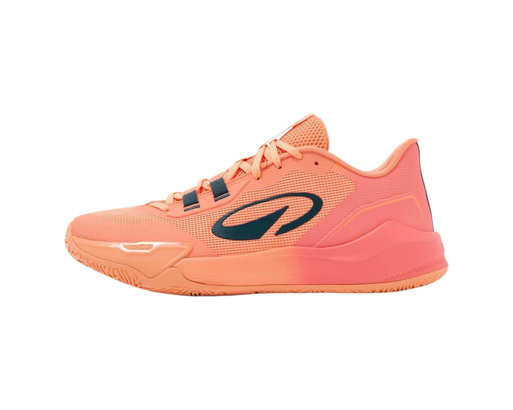 Seitenansicht eines pfirsichfarbenen Tarmak-Sportschuhs für Damen auf weißem Hintergrund. Der Schuh hat ein Obermaterial aus Mesh, farblich passende Schnürsenkel und eine dicke Gummisohle mit Farbverlauf von Pfirsich zu Koralle. An der Seite ist ein großes, dunkelblaues Tarmak-Logo angebracht. Dunkelblaue Ösenakzente runden das Design ab.