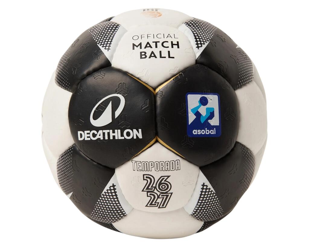 Offizieller Handball von Decathlon auf weißem Hintergrund. Der Ball besteht aus weiß-schwarzen Feldern mit grauen Rastermustern und goldfarbenen Nähten. Auf den oberen Feldern steht der Aufdruck ‚OFFICIAL MATCH BALL‘ und unten ‚TEMPORADA 26/27‘. Zentriert sind das weiße Decathlon-Logo sowie das blaue ASOBAL-Liga-Logo abgebildet.