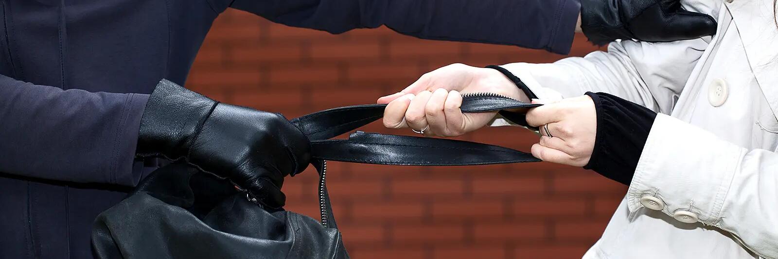 Złodziej wyrywający torebkę kobiecie