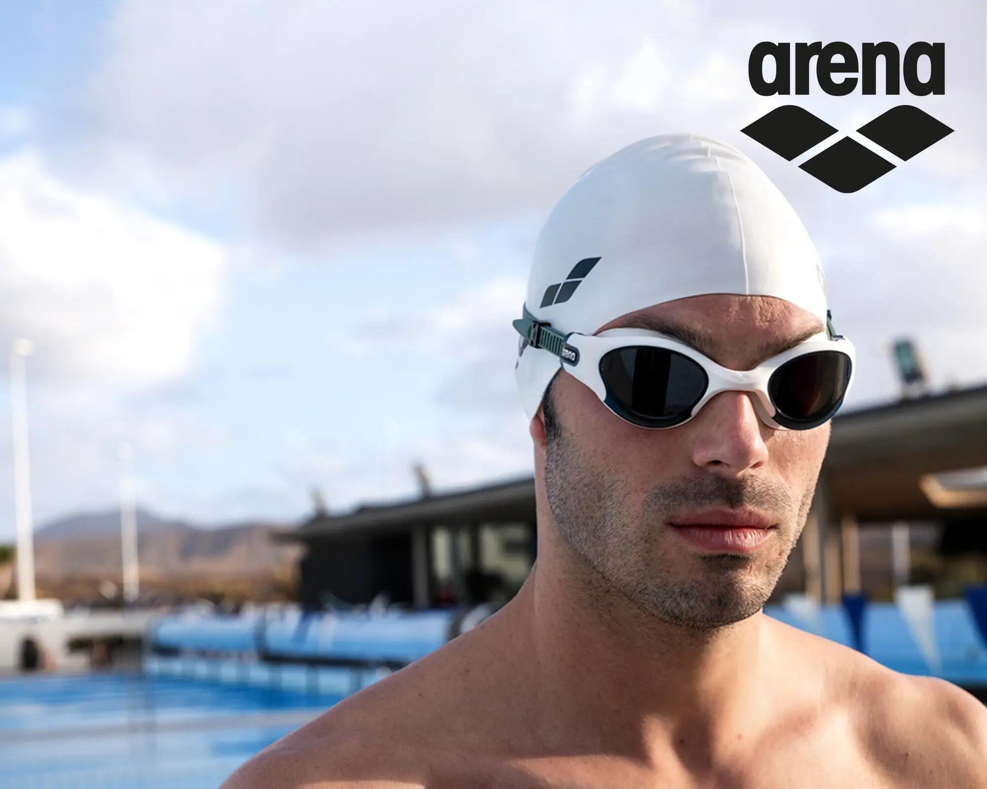 ARENA: Mann mit Schwimmkappe und Schwimmbrille von Arena