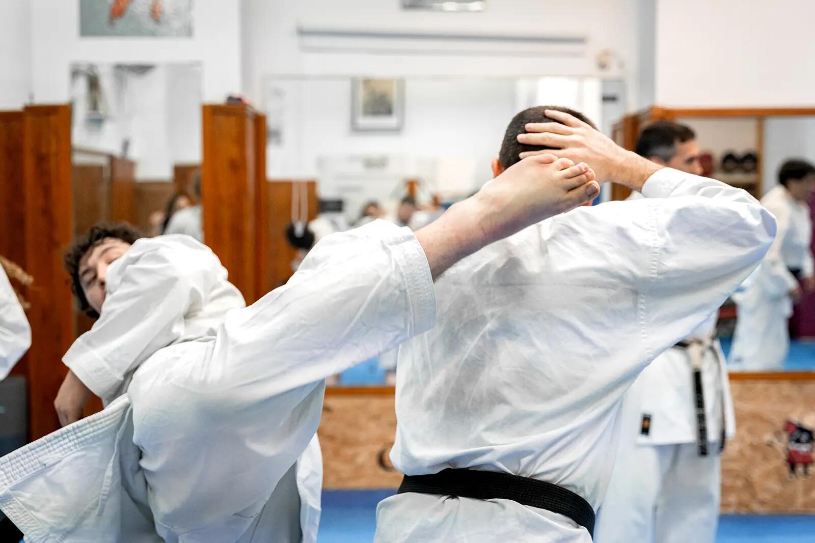 Mężczyźni w karategach trenujący karate