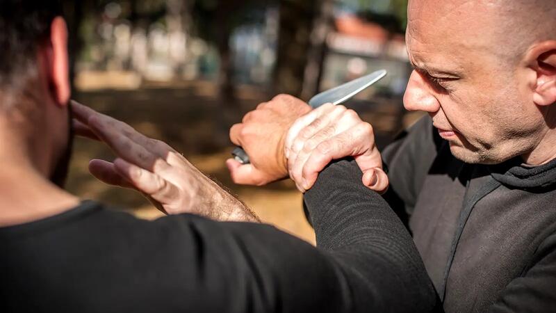 Obrona przed nożem – skuteczny trening technik samoobrony
