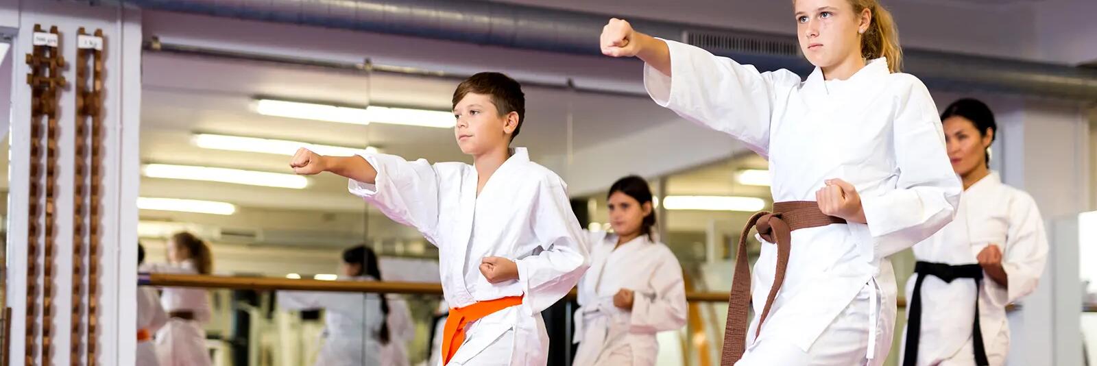 Dzieci z instruktorką trenujące shorin ryu