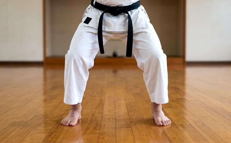 Czym jest pozycja heiko dachi w karate?