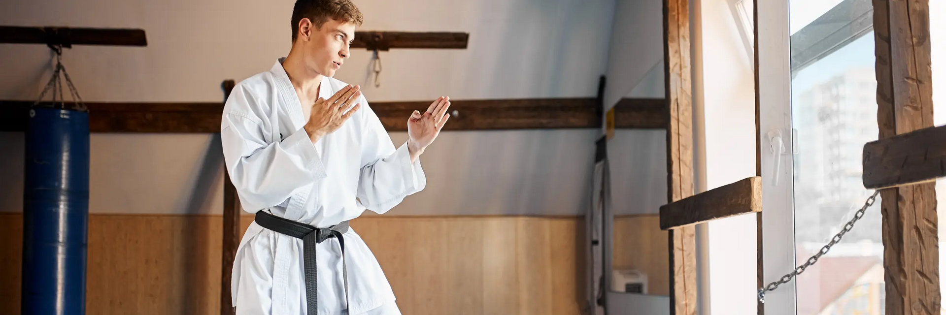 Mężczyzna w karatedze trenujący karate