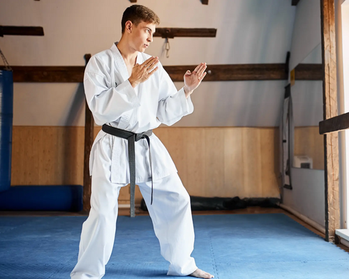 Mężczyzna w karatedze trenujący karate