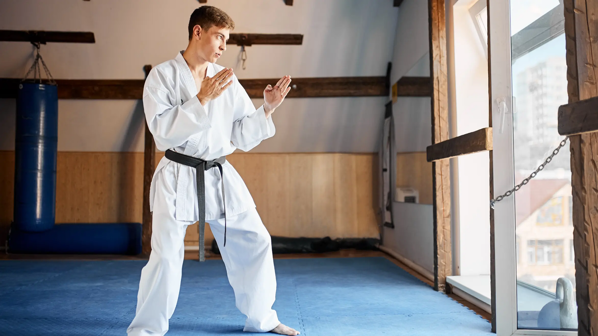 Mężczyzna w karatedze trenujący karate