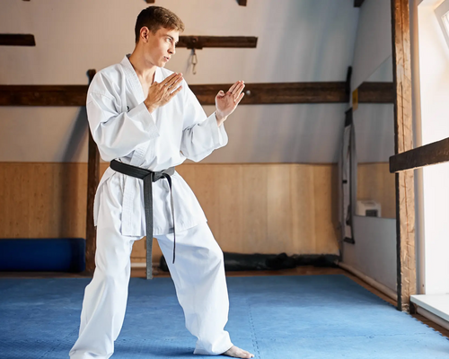 Mężczyzna w karatedze trenujący karate