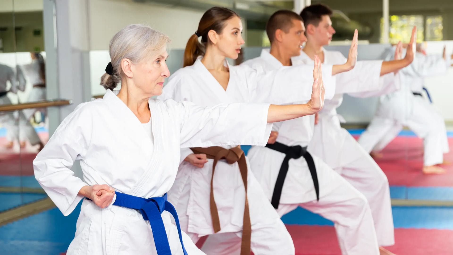 Ludzie w karategach ćwiczący karate