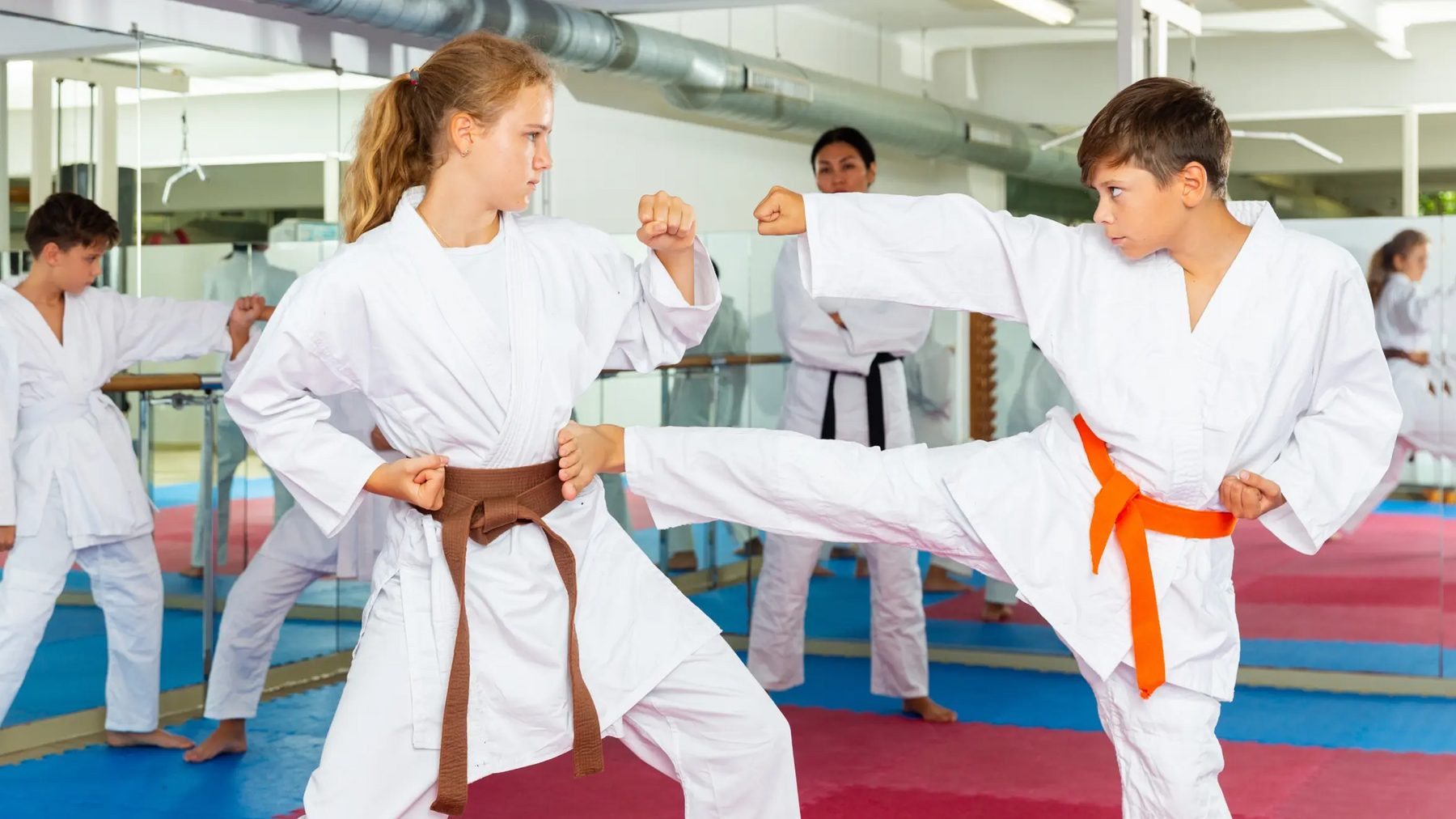 Młodzież w karategach trenująca karate