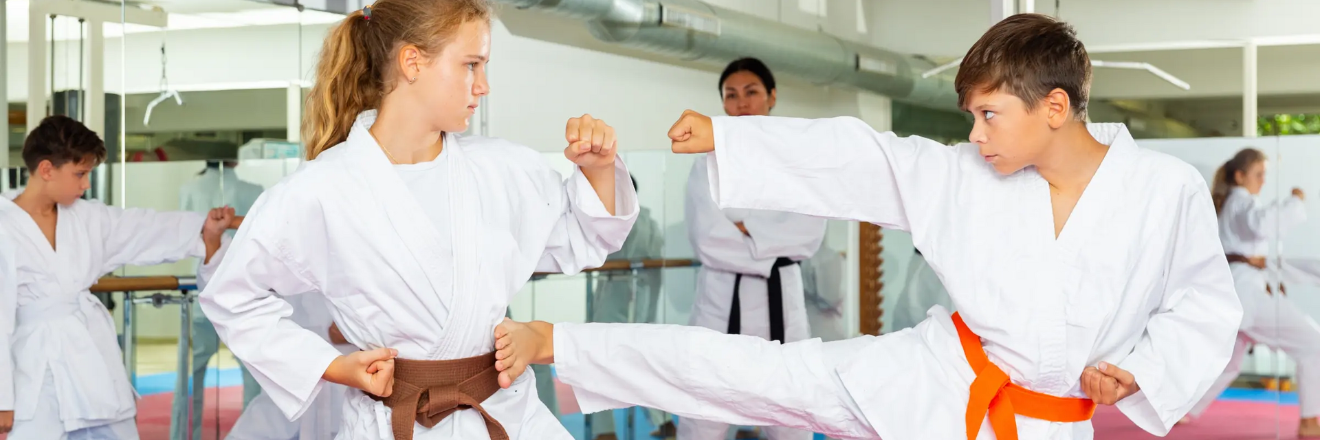 Młodzież w karategach trenująca karate kyokushin