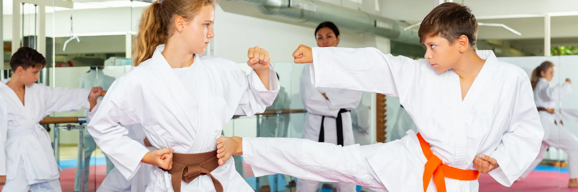 Młodzież w karategach trenująca karate