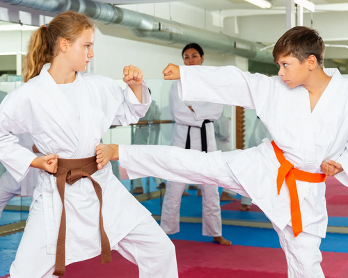 Młodzież w karategach trenująca karate